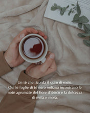 Carica l'immagine nel visualizzatore di Gallery, Tè nero Mela, Fiore d'Ibisco e Mora (India)