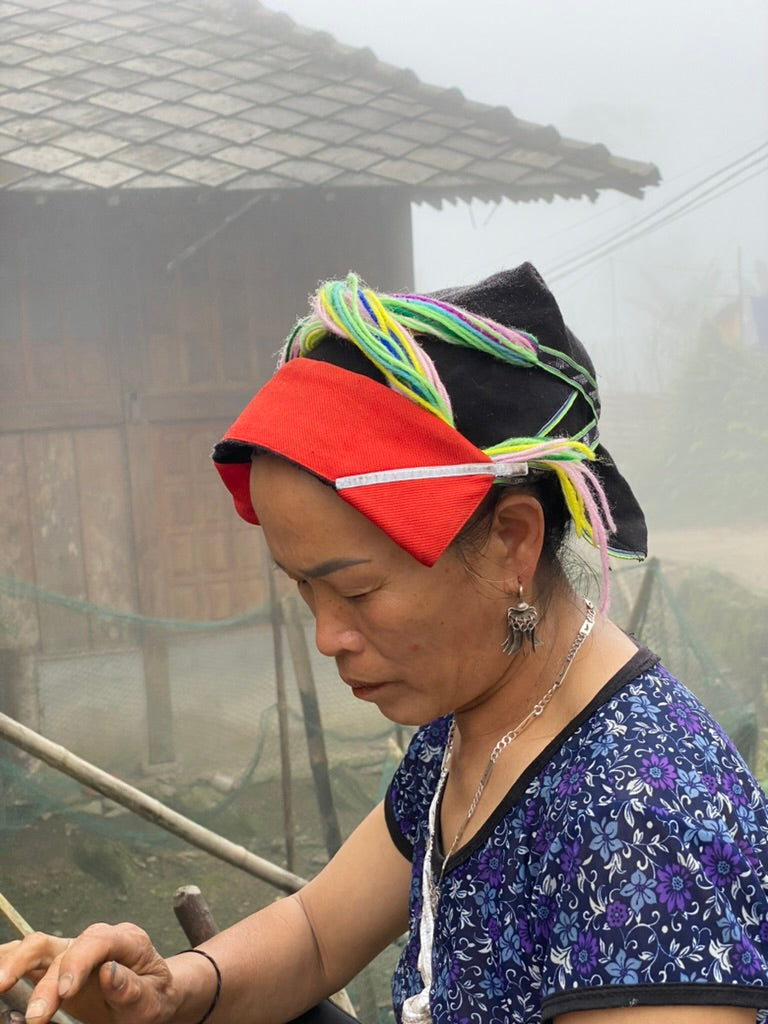 Donna di etnia Black H'mong, nel villaggio vicino alla foresta di tè
