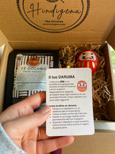 Carica l'immagine nel visualizzatore di Gallery, Tea box | Tè giapponese e daruma ✨ 🍵 🎁 - Hindigena Teas