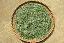 Carica l'immagine nel visualizzatore di Gallery, Foglie di tè Silver Dew appena raccolte e lasciate essiccare al sole