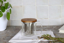 Carica l'immagine nel visualizzatore di Gallery, Tazza GLASS (300ml) con infusore in acciaio inox e legno di acacia