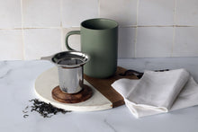 Carica l'immagine nel visualizzatore di Gallery, Tazza GRES con infusore e coperchio