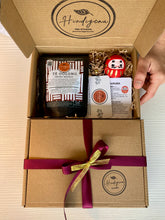 Carica l'immagine nel visualizzatore di Gallery, Tea box | Tè giapponese e daruma ✨ 🍵 🎁 - Hindigena Teas
